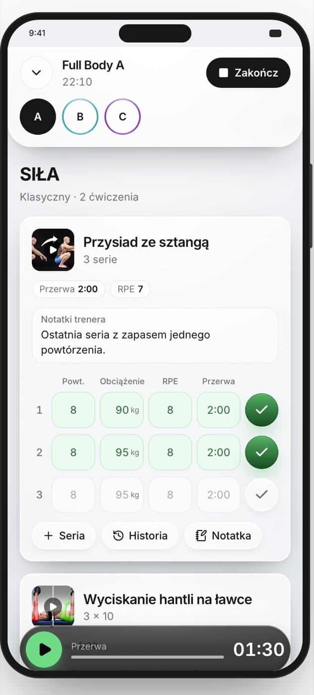 Ekran treningu w aplikacji: ćwiczenia z filmami instruktażowymi, zapisem serii i notatką trenera